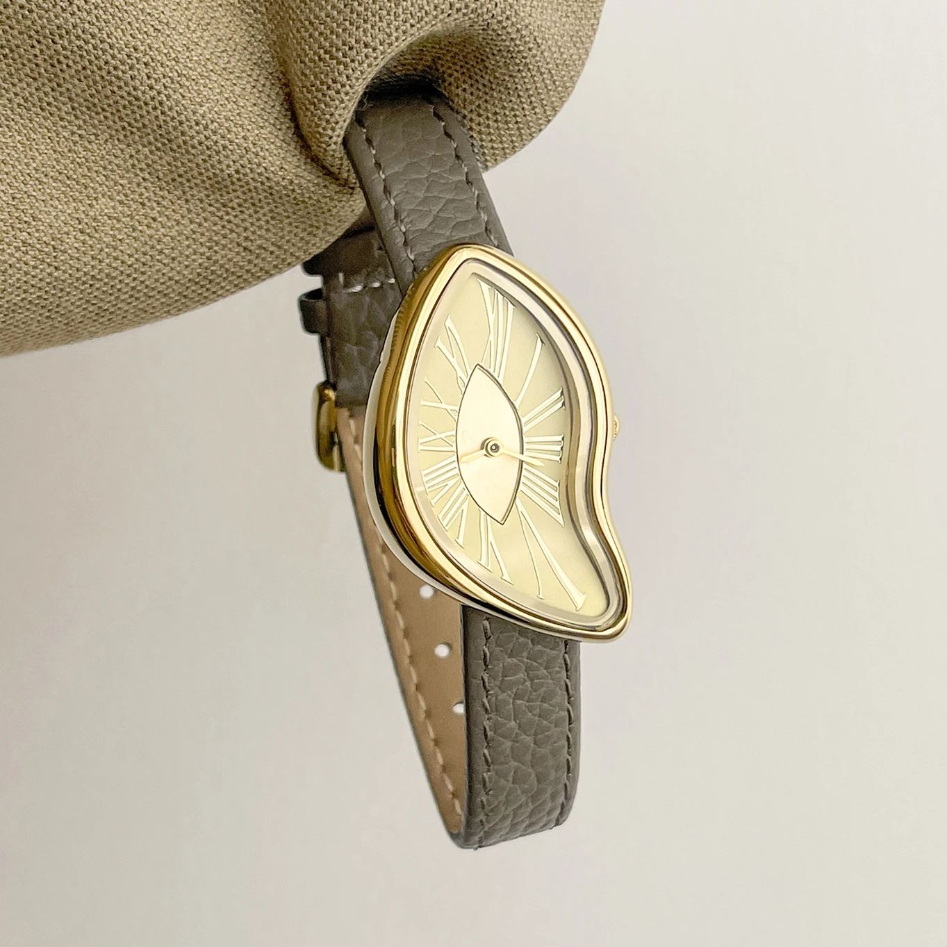 Cartier Watch Tank - นาฬิกาข้อมือดีไซน์ย้อนยุคสุดหรูสำหรับผู้หญิง หน้าปัดทรงบิดเบี้ยวไม่สมมาตร สายหนังแฟชั่น กันน้ำ นาฬิกาควอตซ์สำหรับผู้หญิง เหมาะสำหรับเป็นของขวัญ