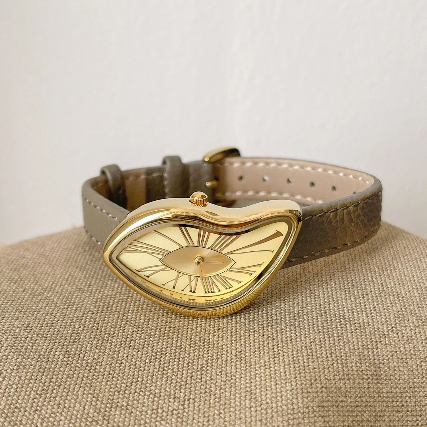 นาฬิกาข้อมือดีไซน์ย้อนยุคสุดหร - Cartier Watch Tank บทวิจารณ์และราคา