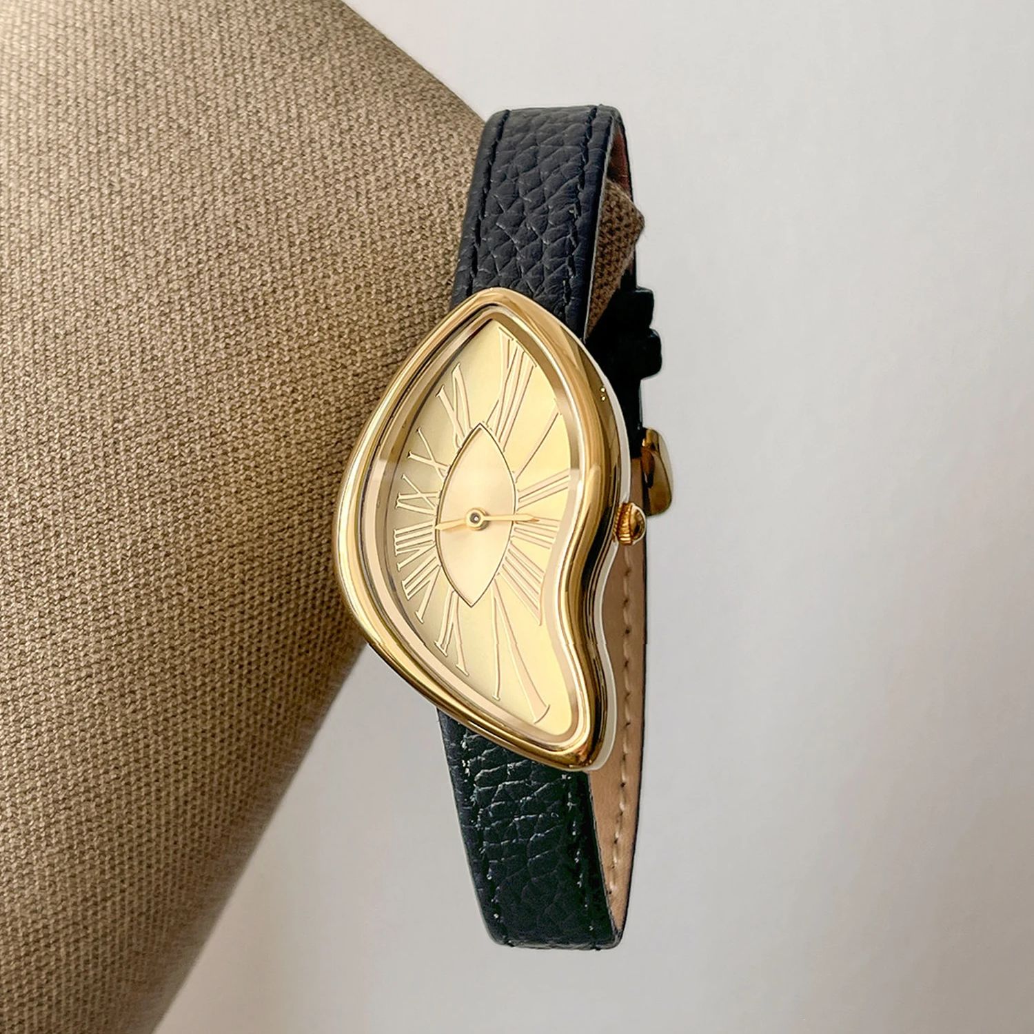 นาฬิกาข้อมือดีไซน์ย้อนยุคสุดหร - Cartier Watch Tank บทวิจารณ์และราคา