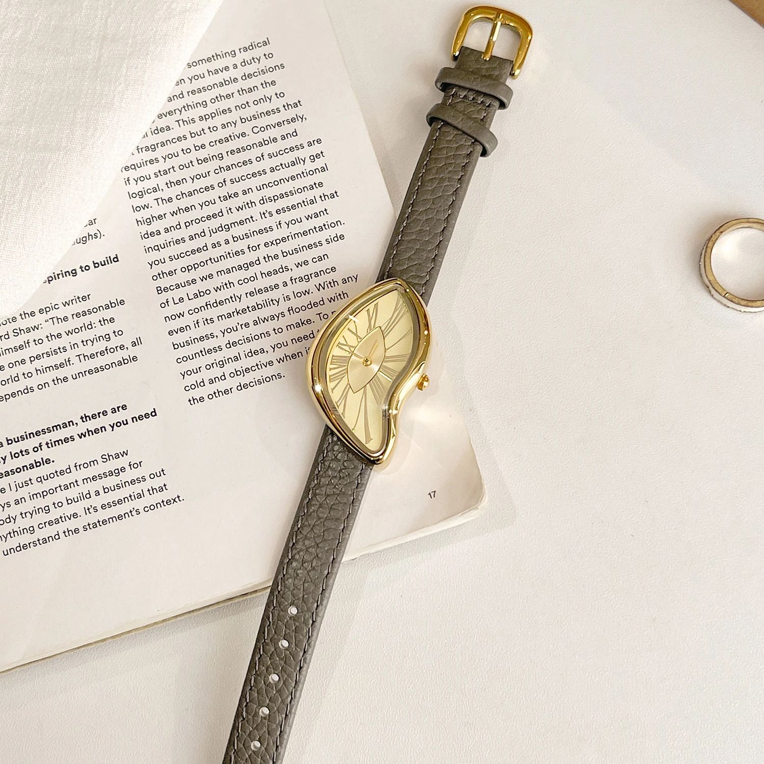 นาฬิกาข้อมือดีไซน์ย้อนยุคสุดหร - Cartier Watch Tank บทวิจารณ์และราคา
